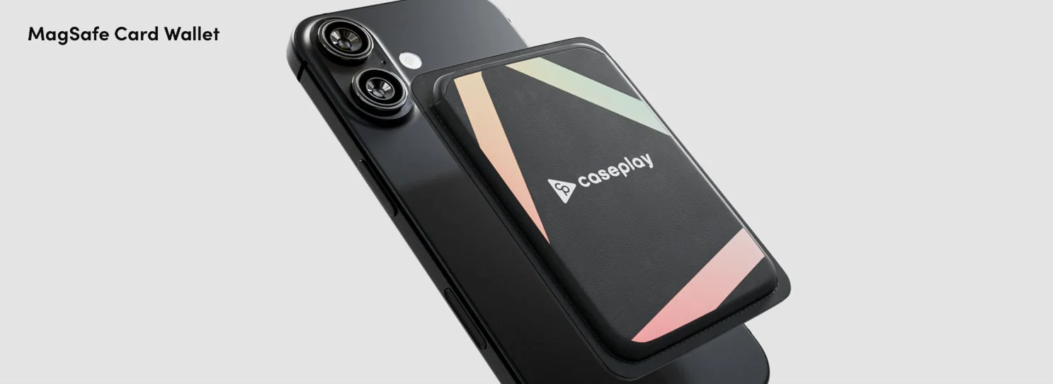 iPhoneの背面にMagSafe対応のカードウォレット「caseplay」が装着されている写真