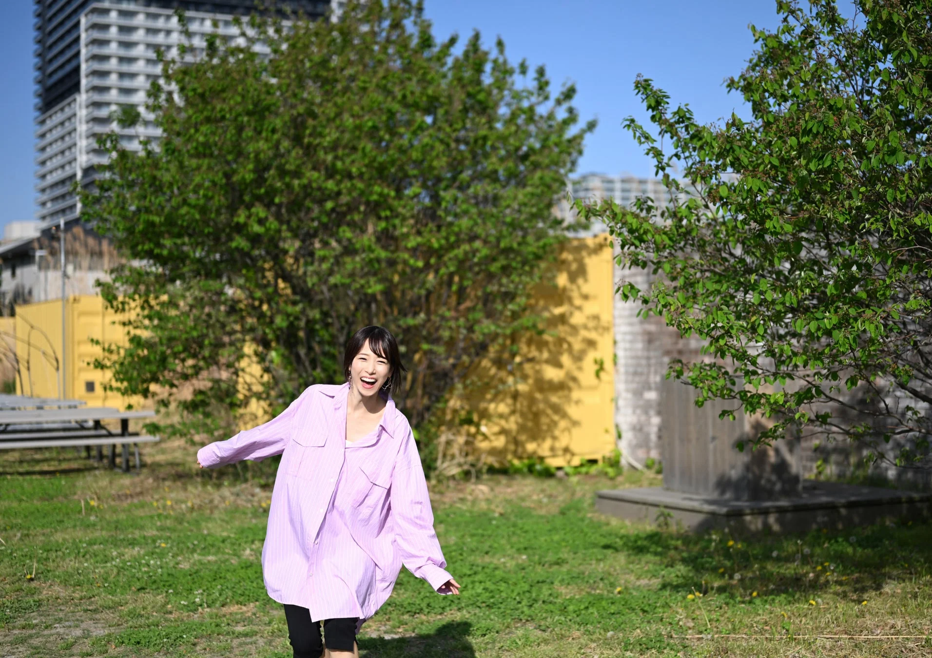屋外で笑顔を見せる鷲見玲奈さん