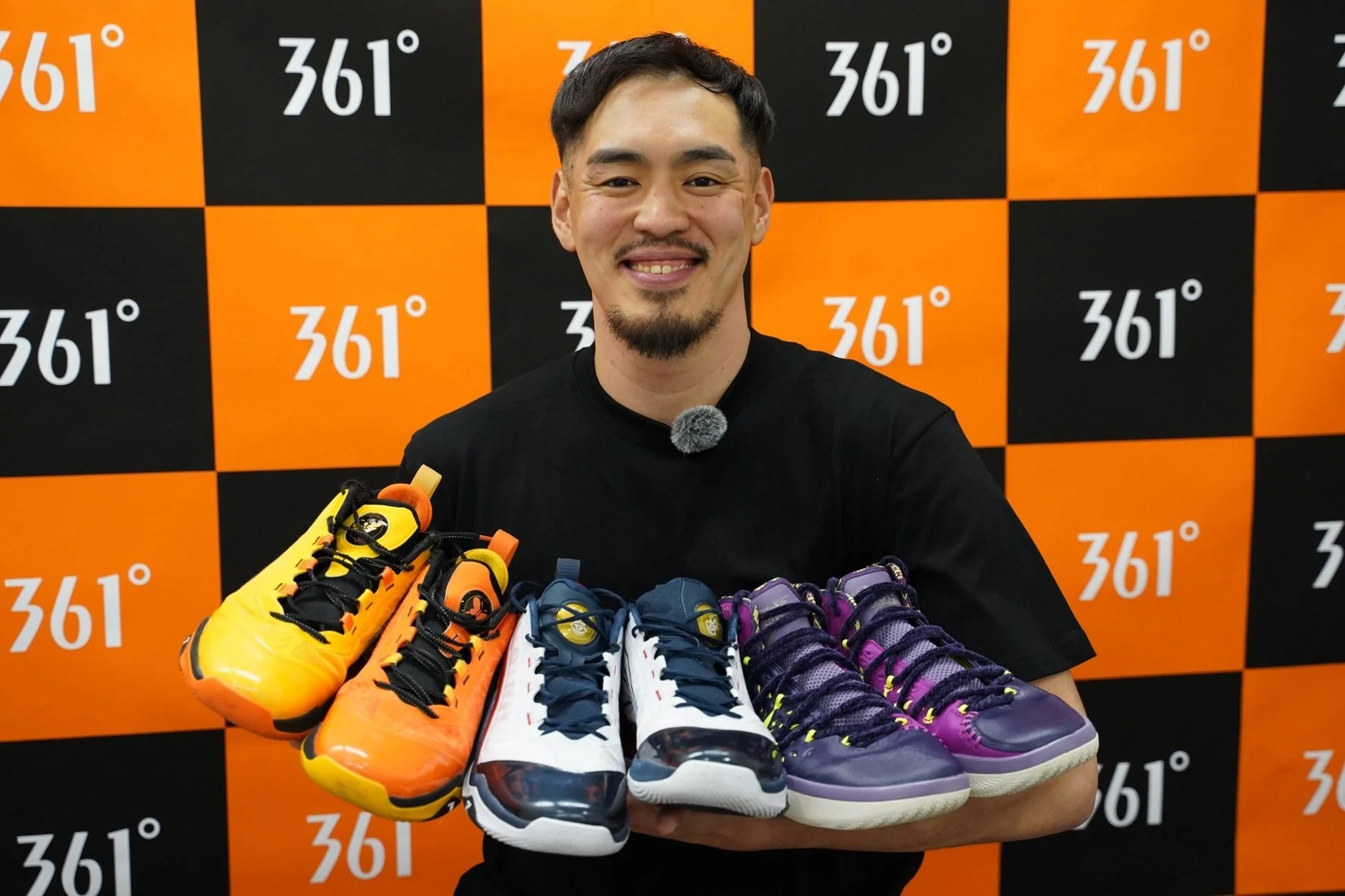 永吉佑也選手が複数のバスケットボールシューズを持つ