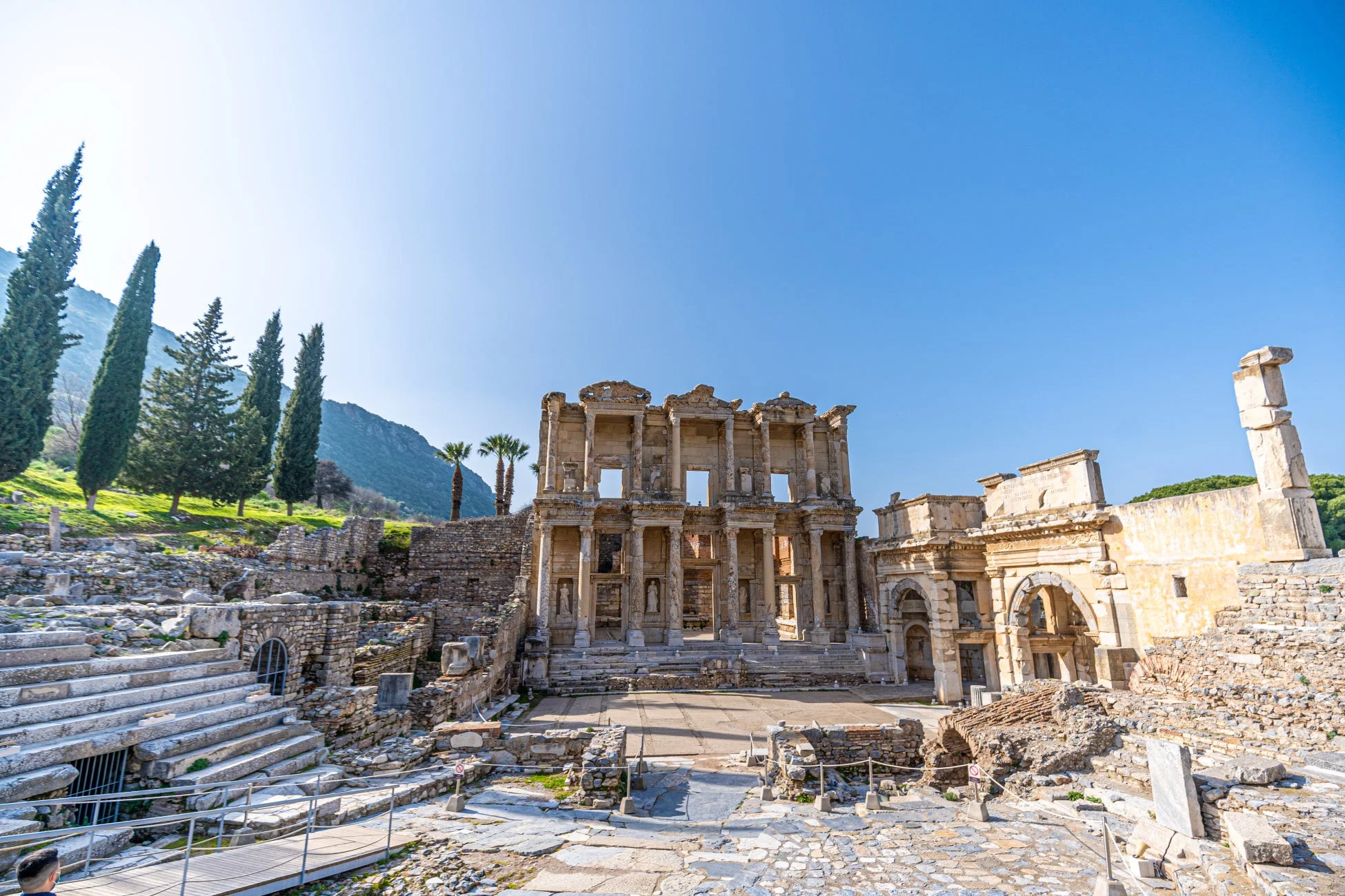 トルコのエフェソスにあるケルスス図書館の壮大な古代遺跡