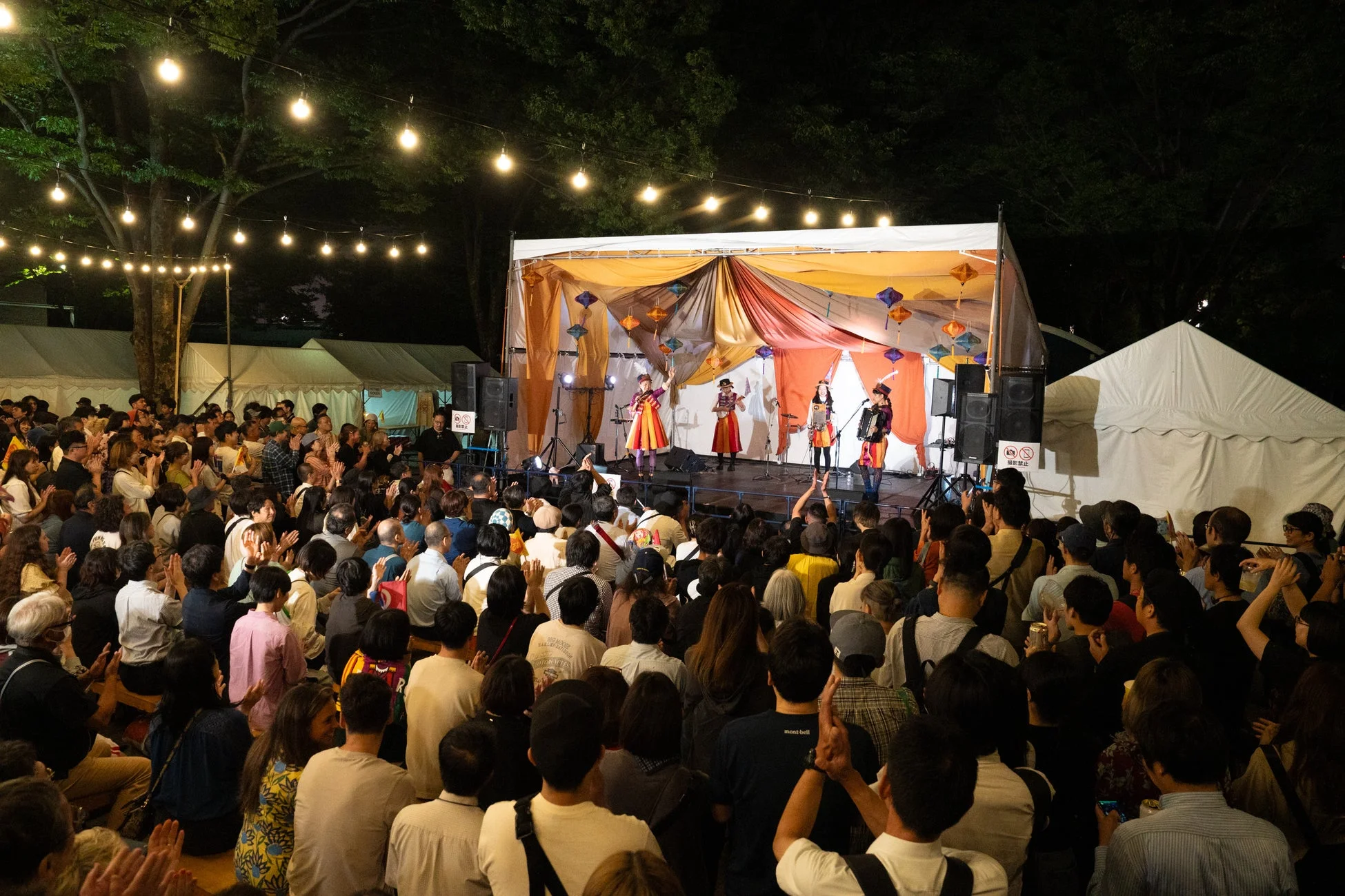 夜の屋外ライブの様子