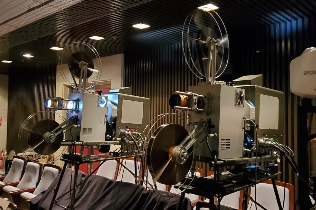 稼働するフィルム映写機