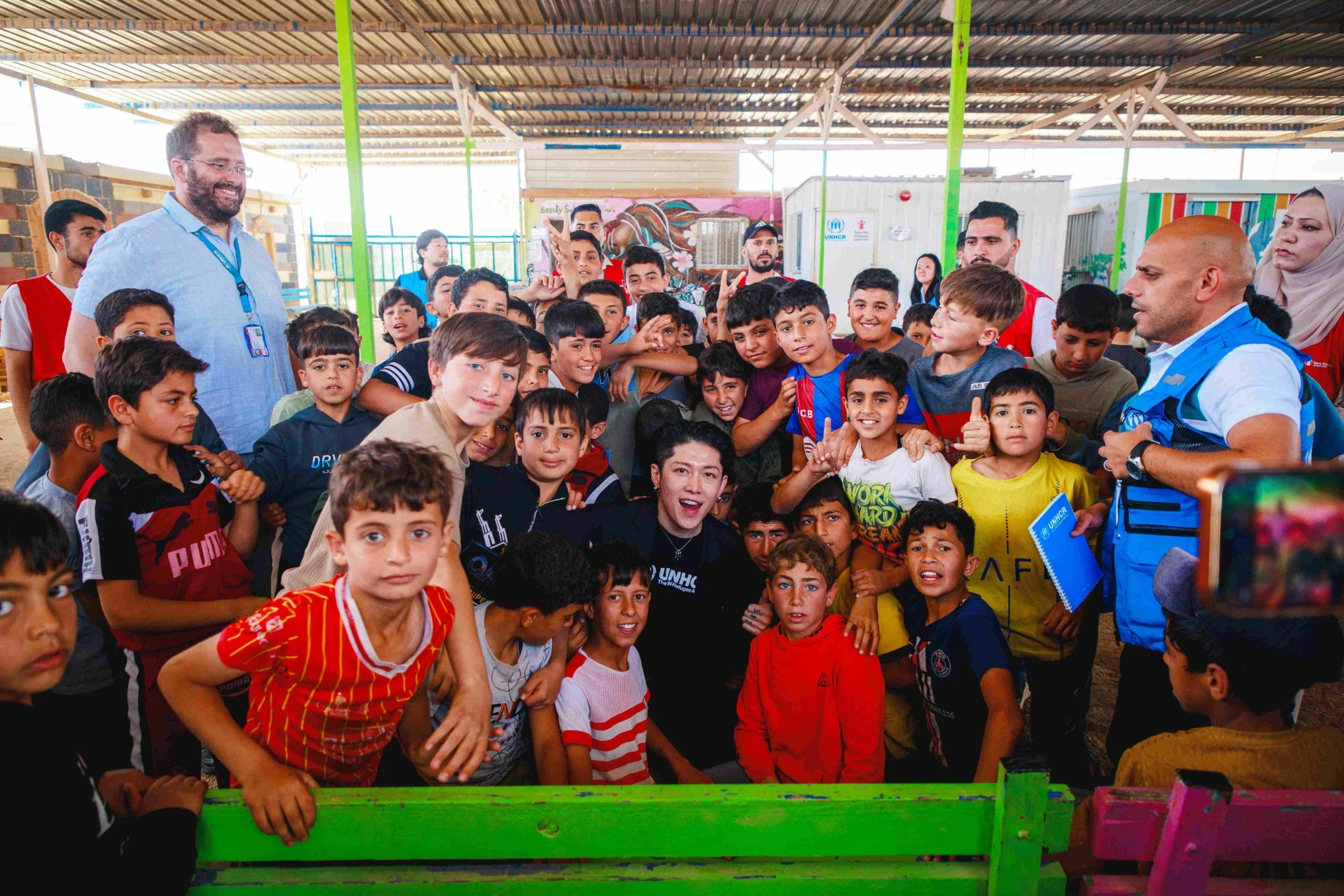 UNHCRスタッフや著名人と多くの子供たちの集合写真