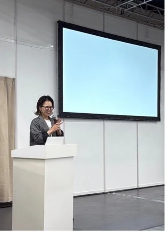 プレゼンテーションを行う女性