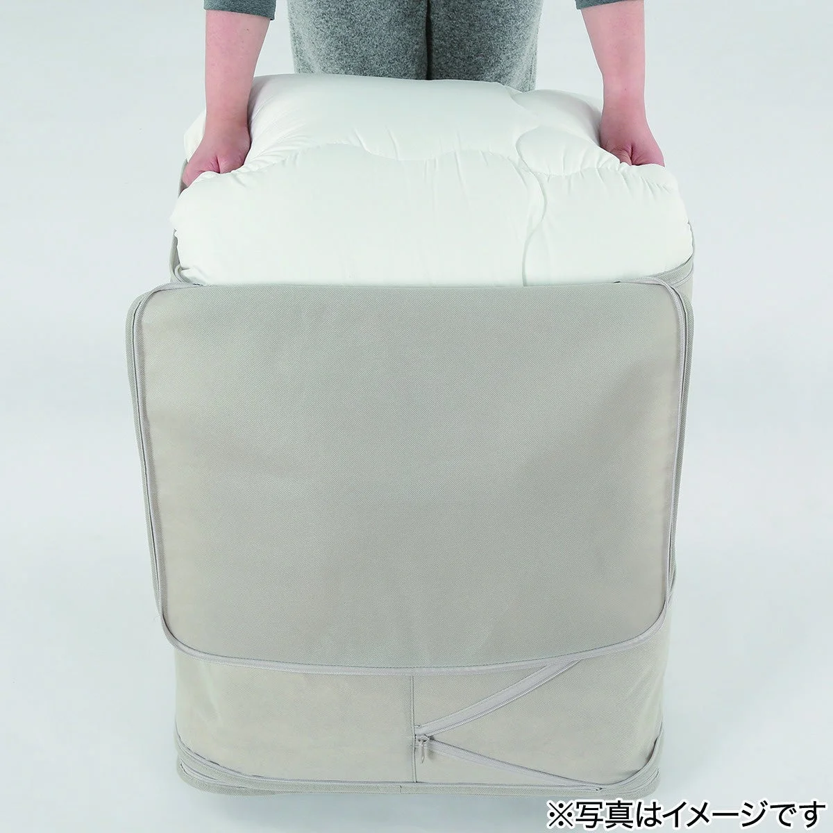 布団を収納袋に入れる様子