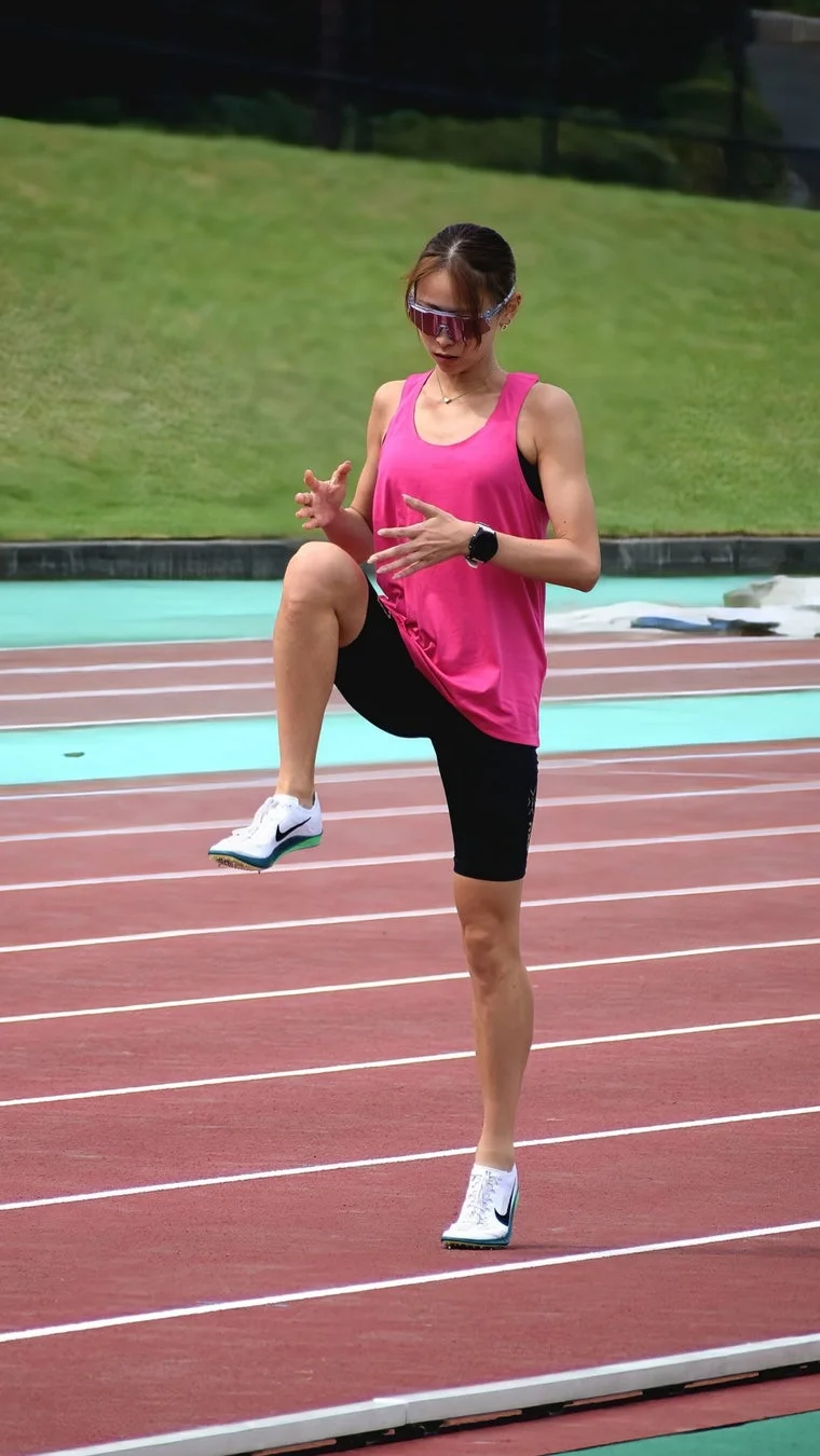 陸上競技場でトレーニングする山田桃愛選手