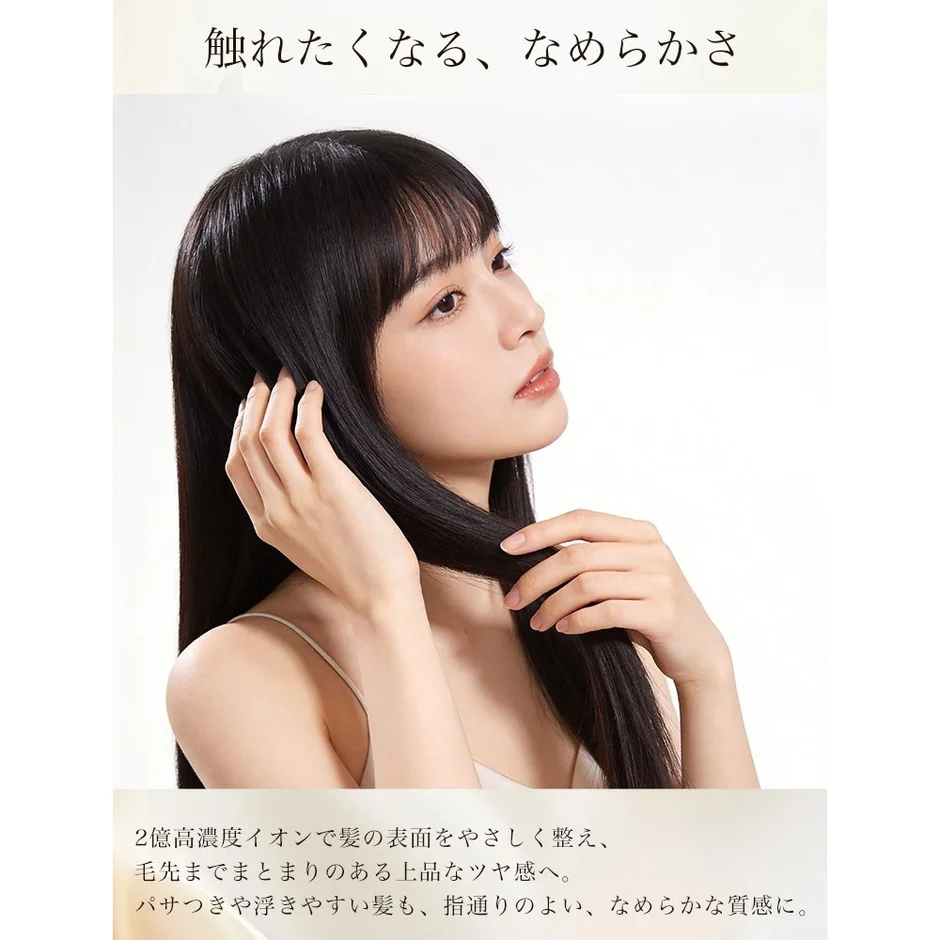 髪に触れる女性