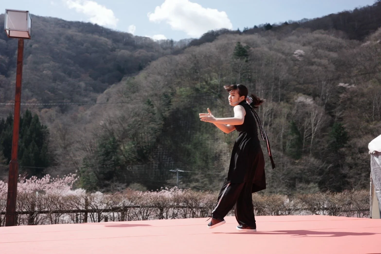 赤いステージで踊る女性ダンサー