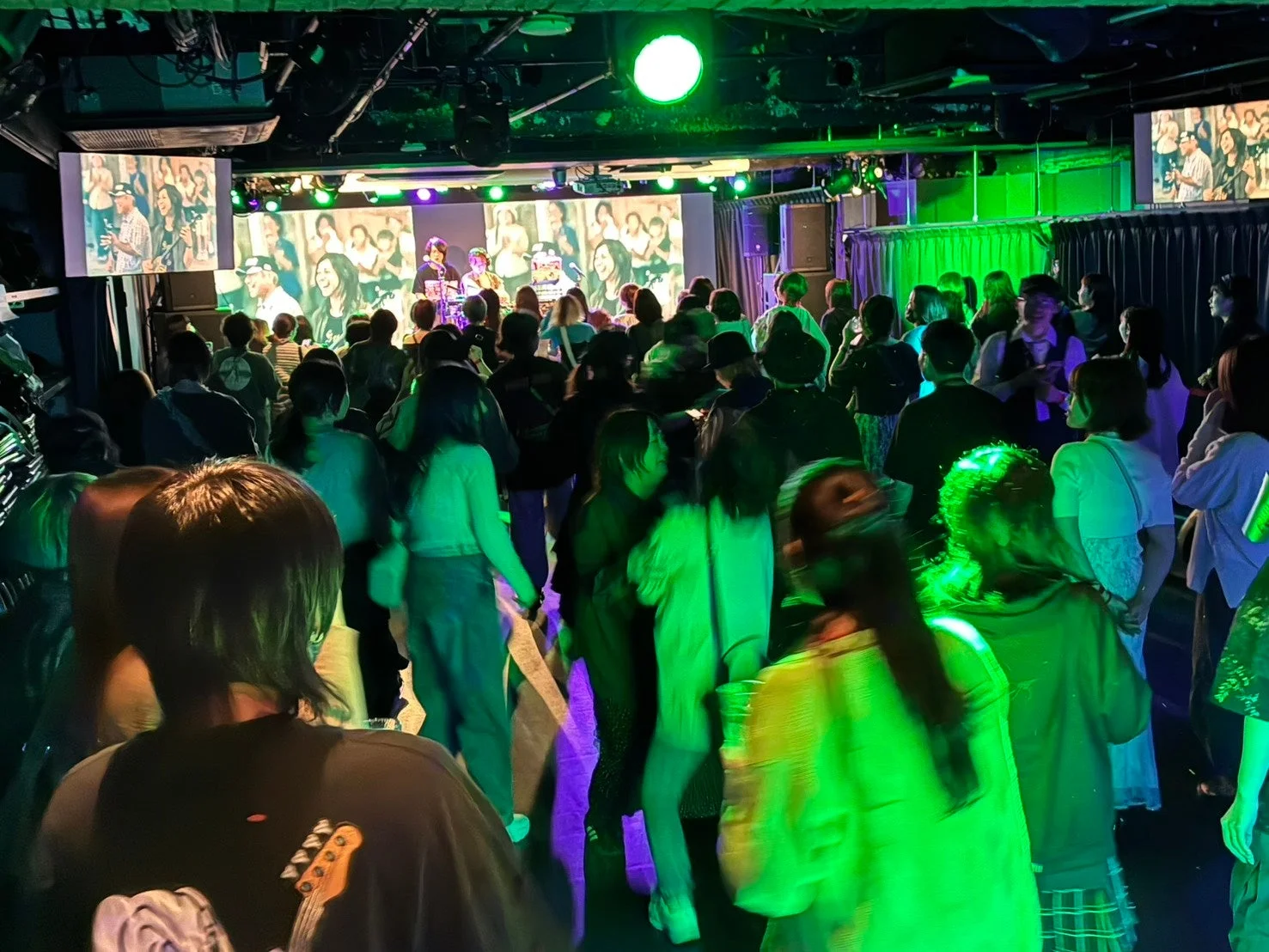 ライブハウスで盛り上がる観客