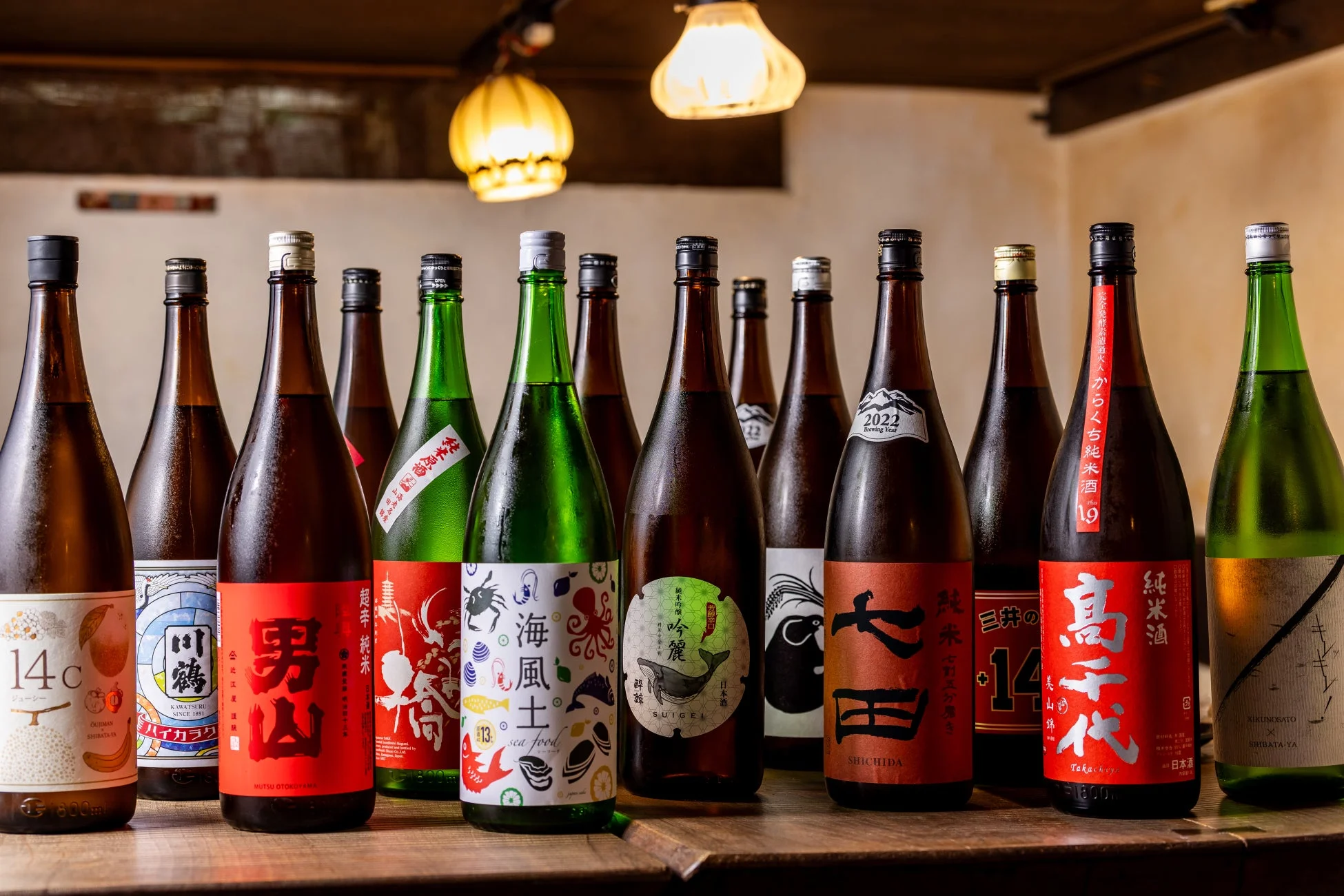 様々な銘柄の日本酒ボトル