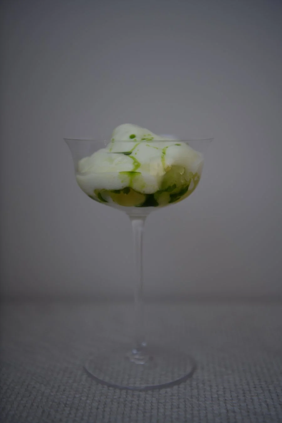 カクテルグラスのメロンクリームソーダ