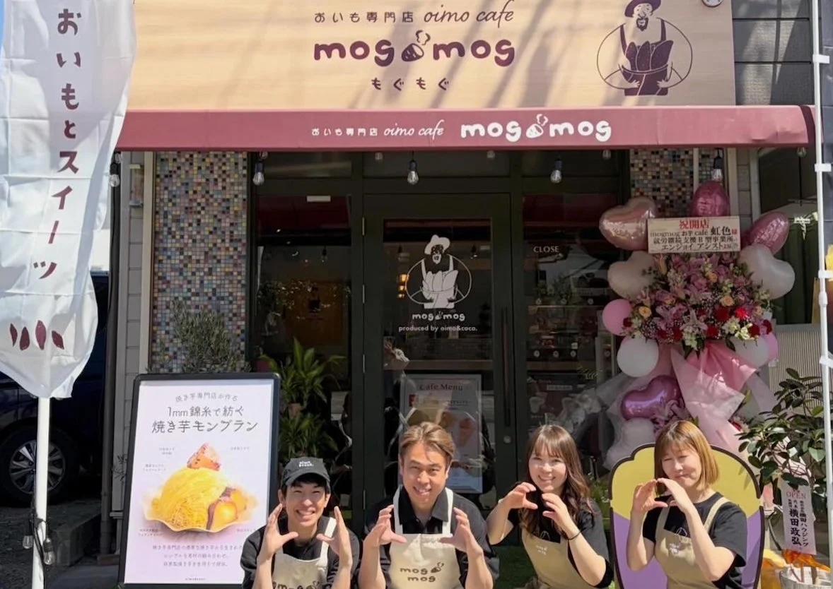 おいも専門 oimo cafe mogmogの開店祝いの様子
