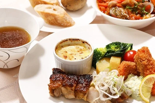豪華な洋食ディナーの盛り付け