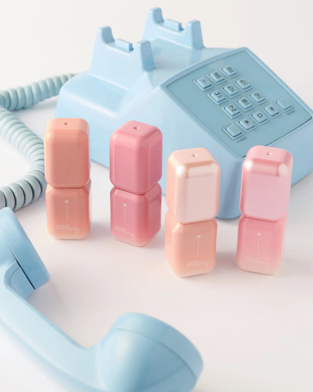 水色のレトロな電話とキューブ型コスメ