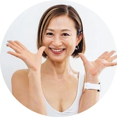 白シャツの笑顔の女性