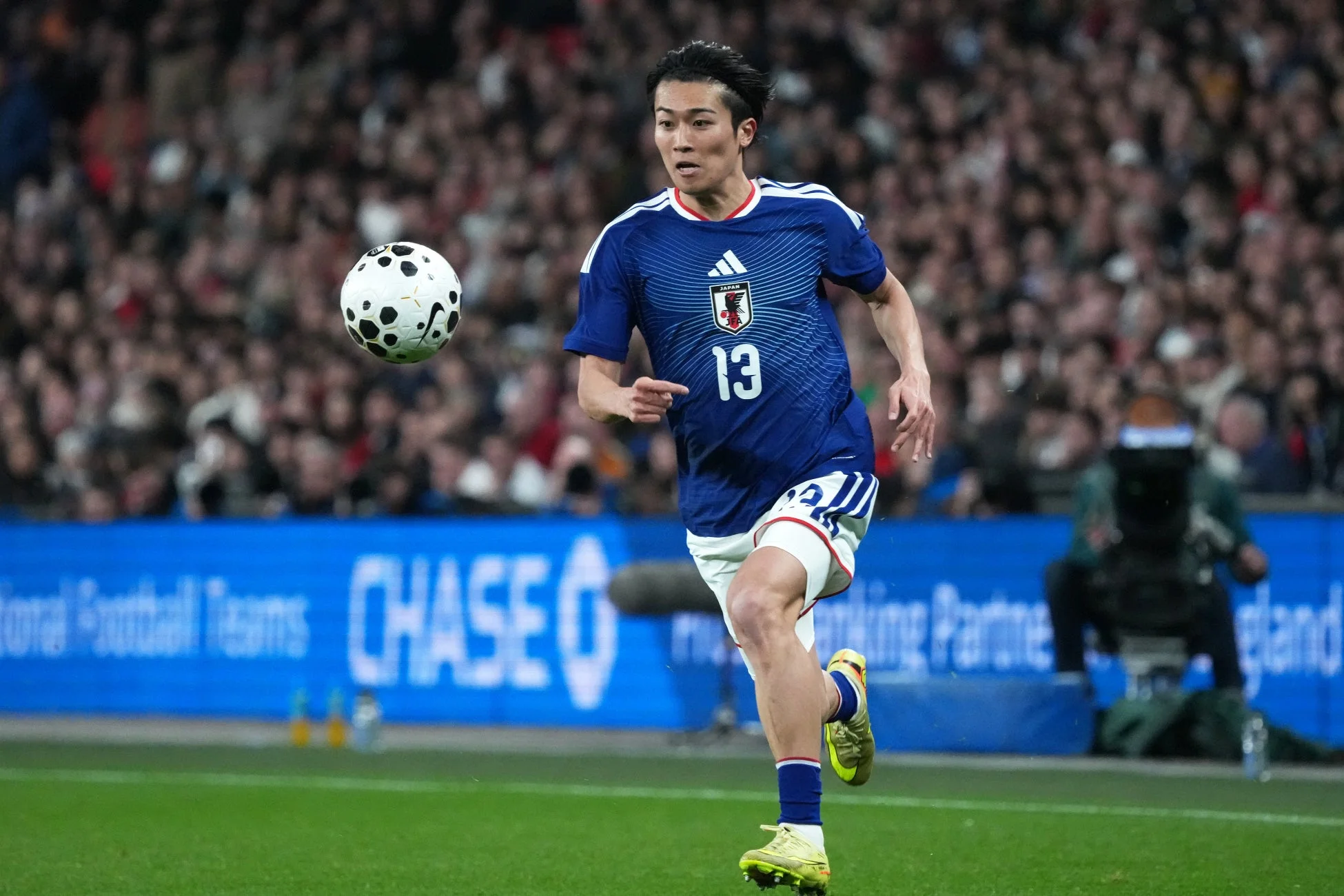 サッカー日本代表のユニフォーム姿でプレーする中村敬斗選手