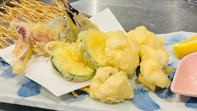 天ぷら,野菜天ぷら,魚介天ぷら,盛り合わせ,和食,揚げ物,日本料理,ズッキーニ,さつまいも,レモン