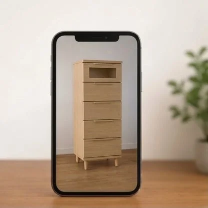 スマートフォンが手前に置かれ、その画面には木製のチェストがAR(拡張現実)で表示されています。部屋に家具を仮想配置している様子を捉えた画像です。