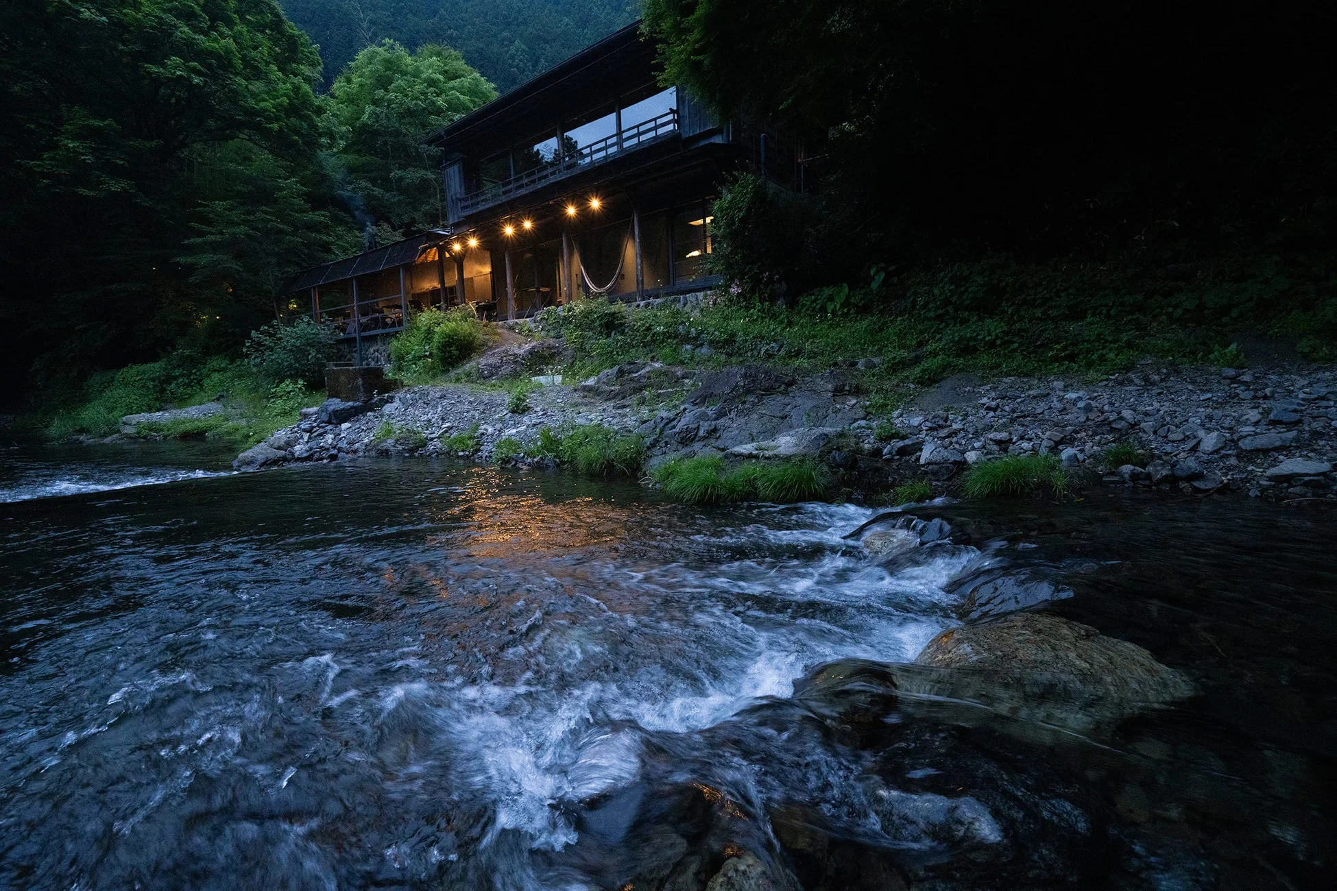 川辺の旅館の夜景