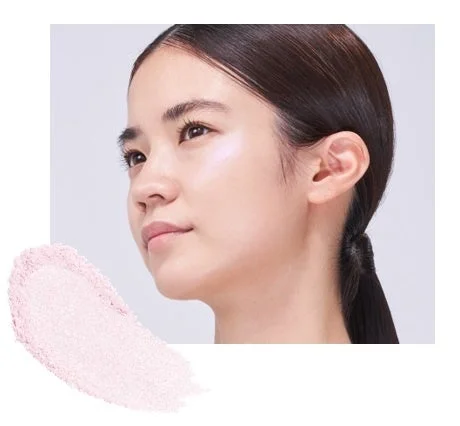 女性の横顔とピンク色のコスメパウダー