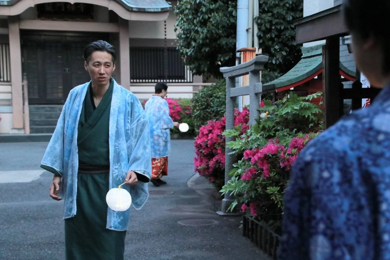 提灯を持った和服の男性参加者