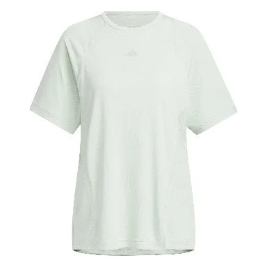 淡いミントグリーンの半袖Tシャツ