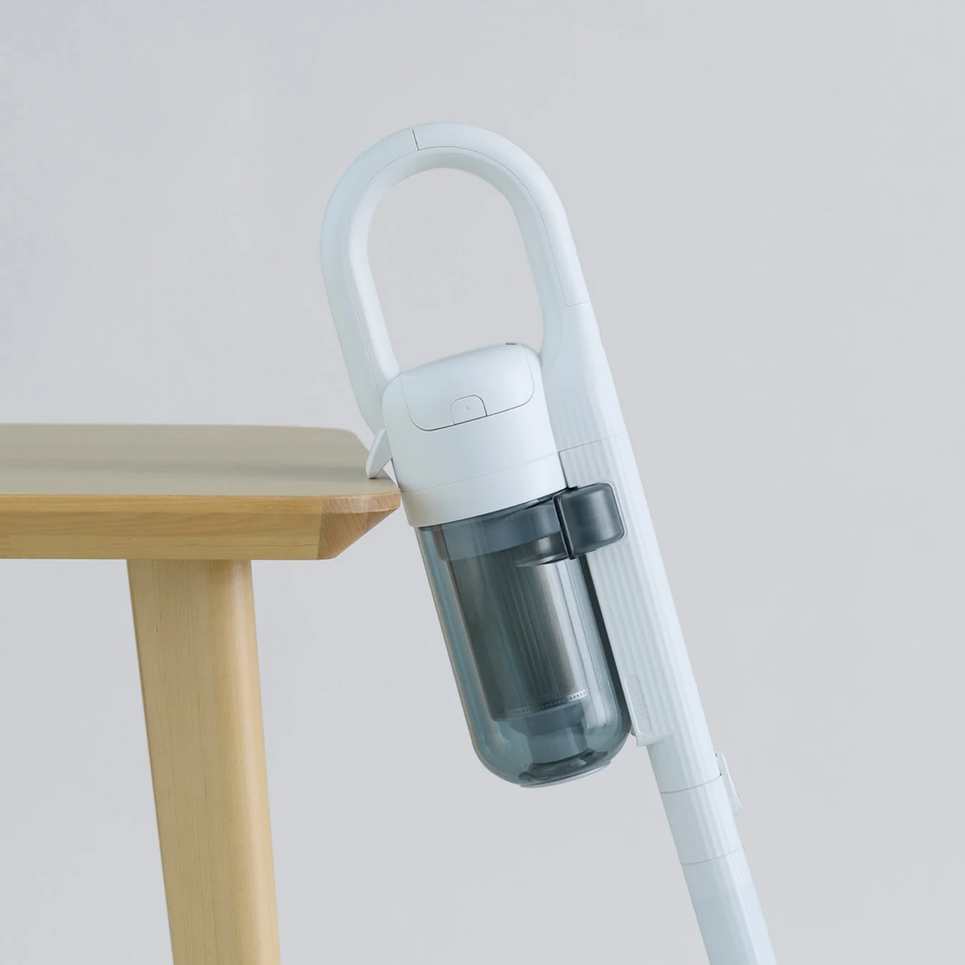 木製テーブルに立てかけられた掃除機
