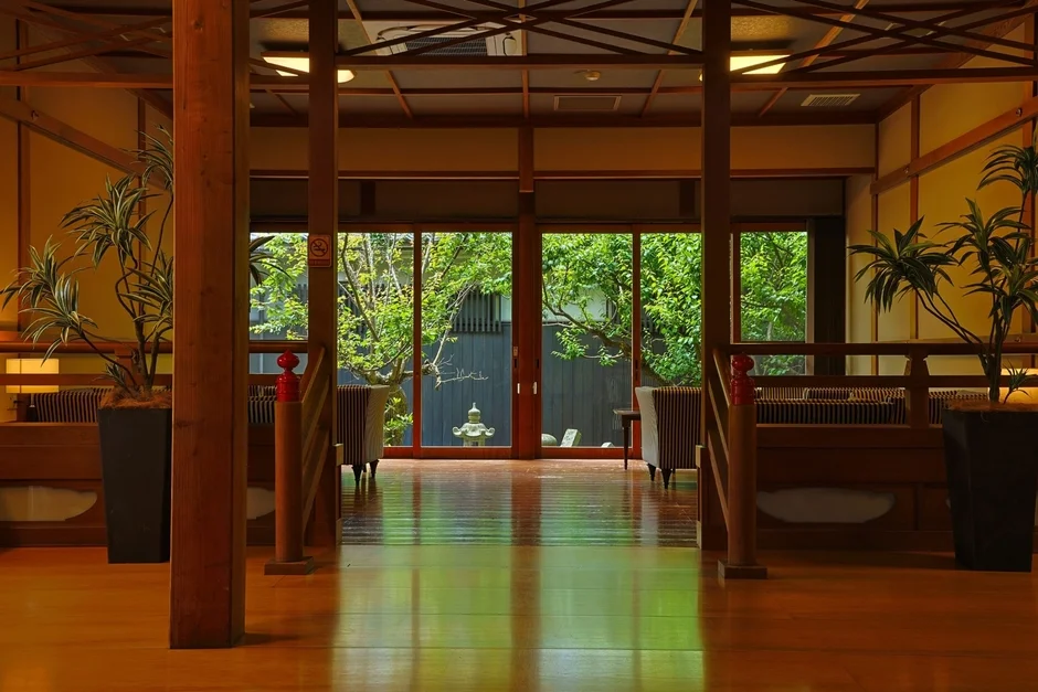 伝統的な日本家屋の室内から緑豊かな庭園を望む風景