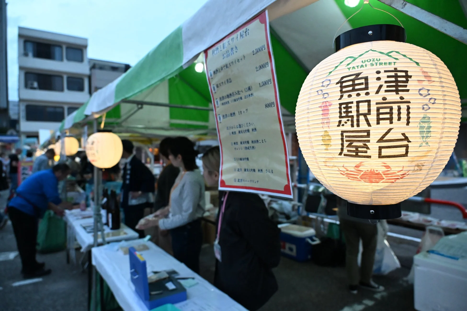 過去の魚津駅前屋台の様子