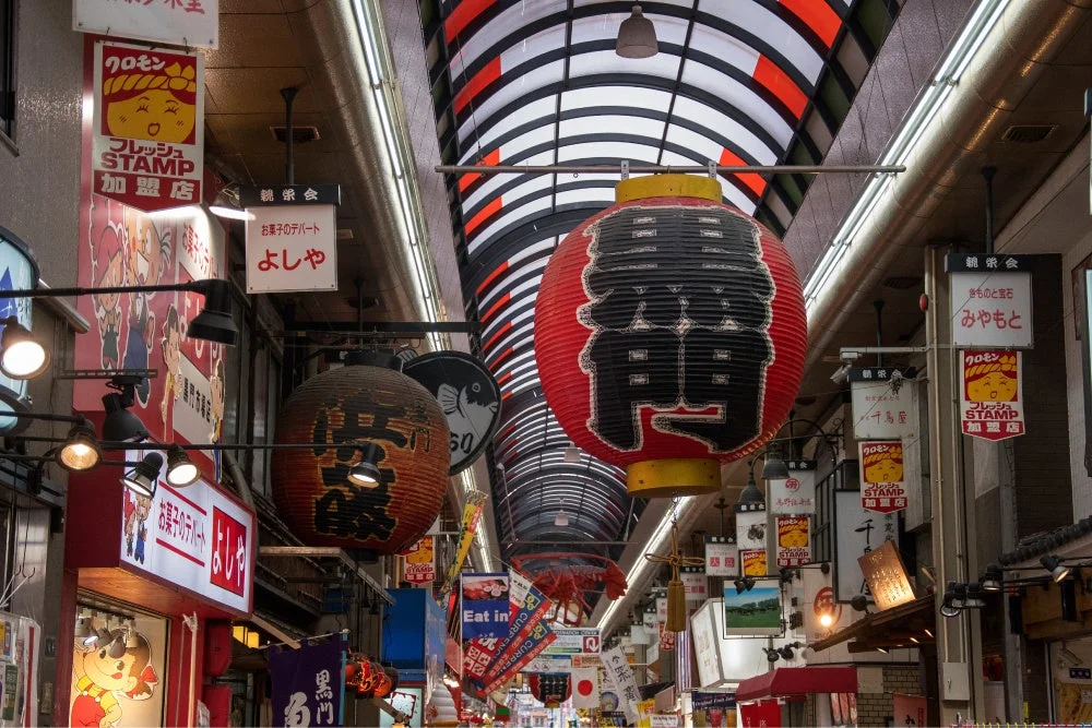 活気あるアーケード商店街の風景