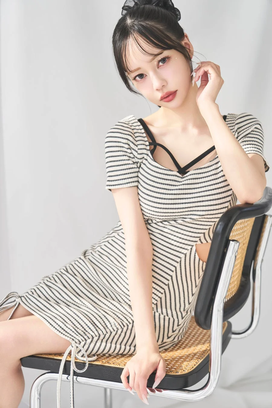 ストライプ柄のワンピースを着用した中村里砂さん