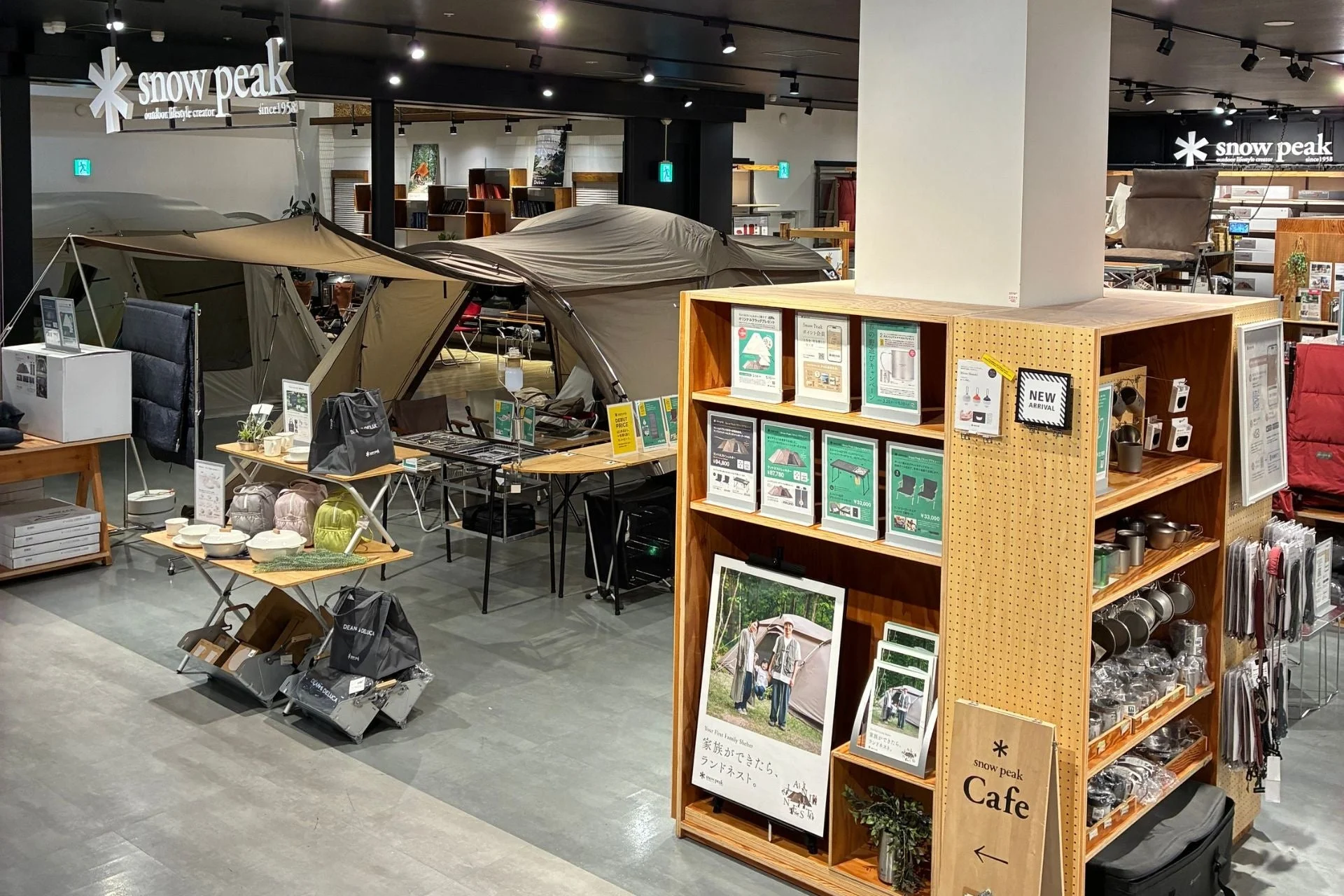 スノーピーク店舗内の様子、アウトドアギア