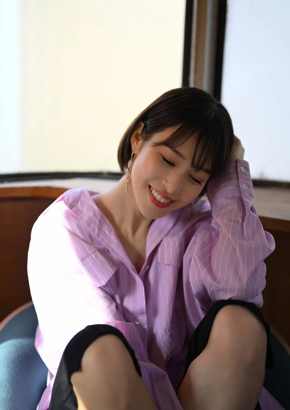 室内で優しく微笑む鷲見玲奈さん