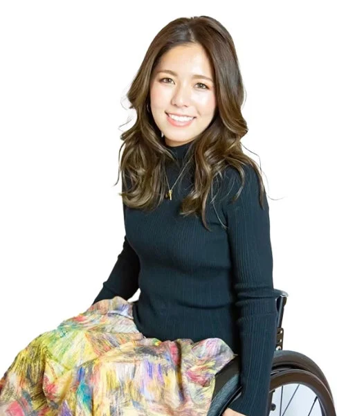 車椅子に座って笑顔を見せる渋谷真子さん