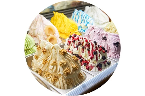 色とりどりのジェラートが並ぶショーケース