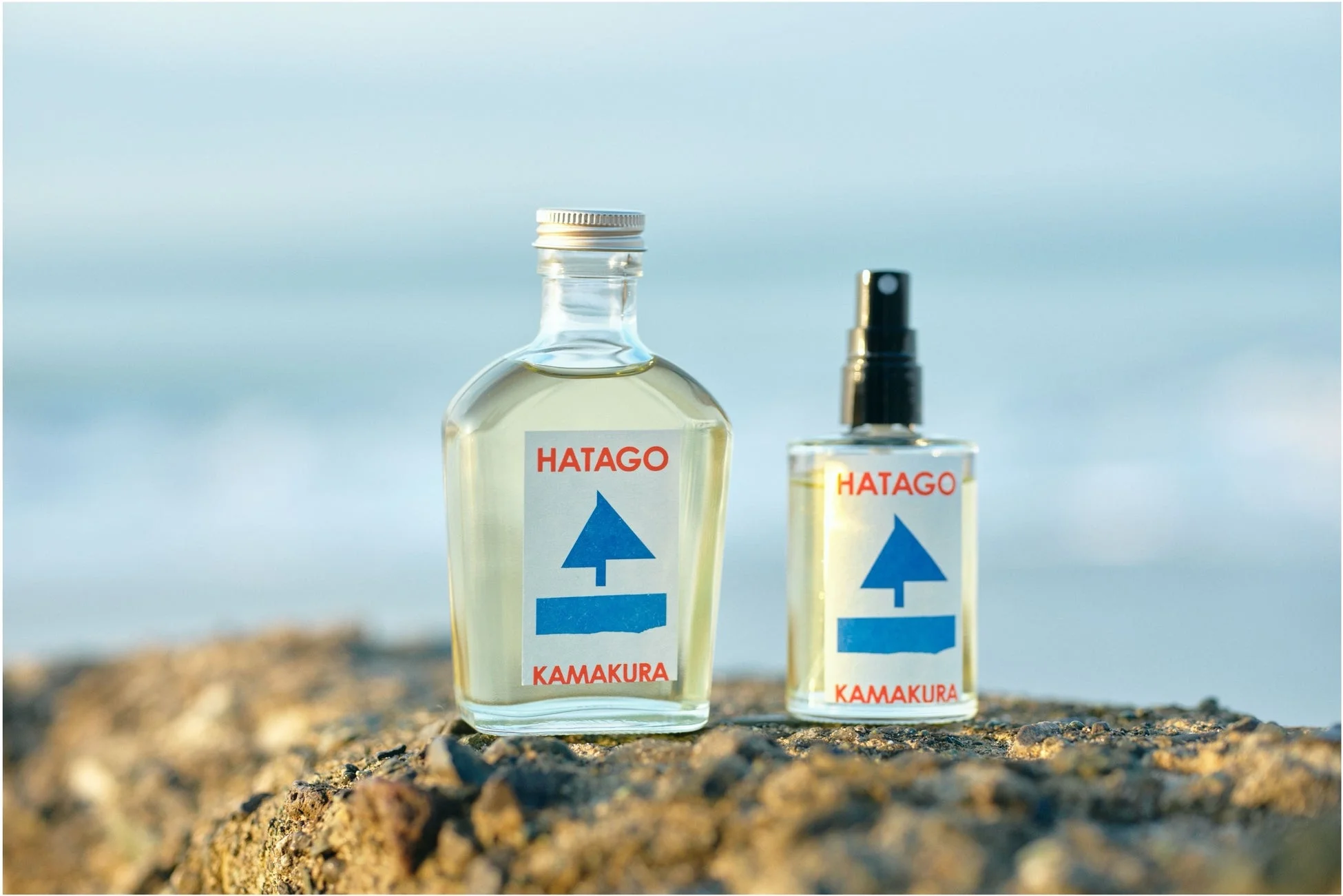 HATAGOのボトルと海を背景にした岩