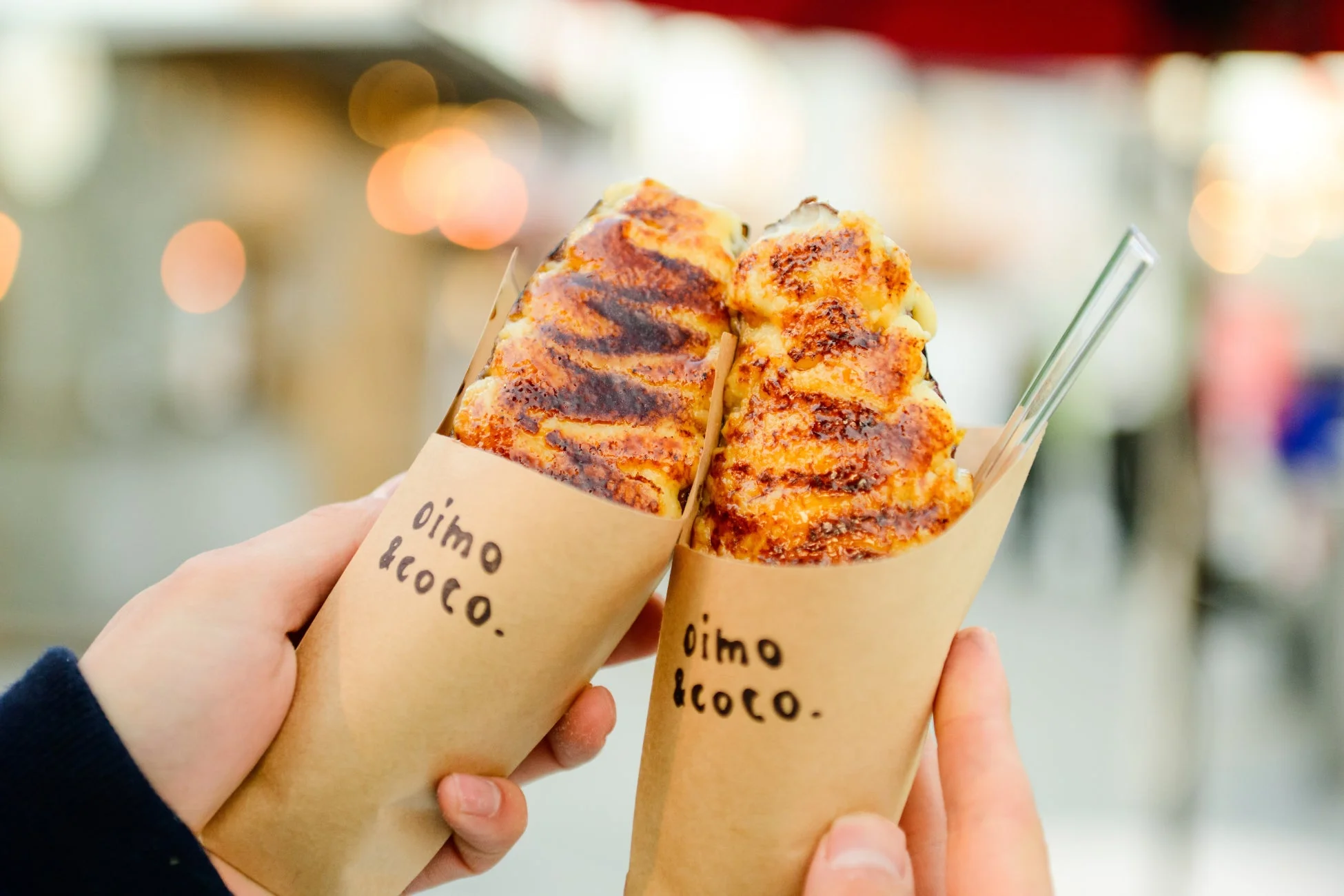 「oimo &coco.」と書かれた紙カップに入った、表面が香ばしく焦がされた美味しそうなスイーツ