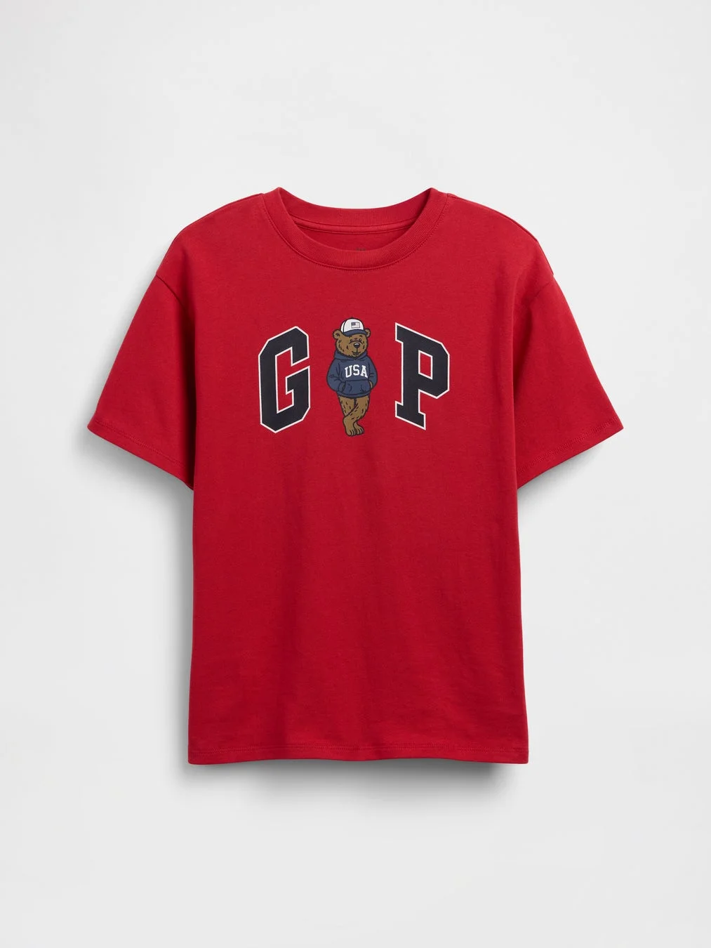 赤いTシャツに「GAP」のロゴがプリントされており、「A」の文字の代わりにキャップと「USA」と書かれたパーカーを着たクマのキャラクターが描かれています