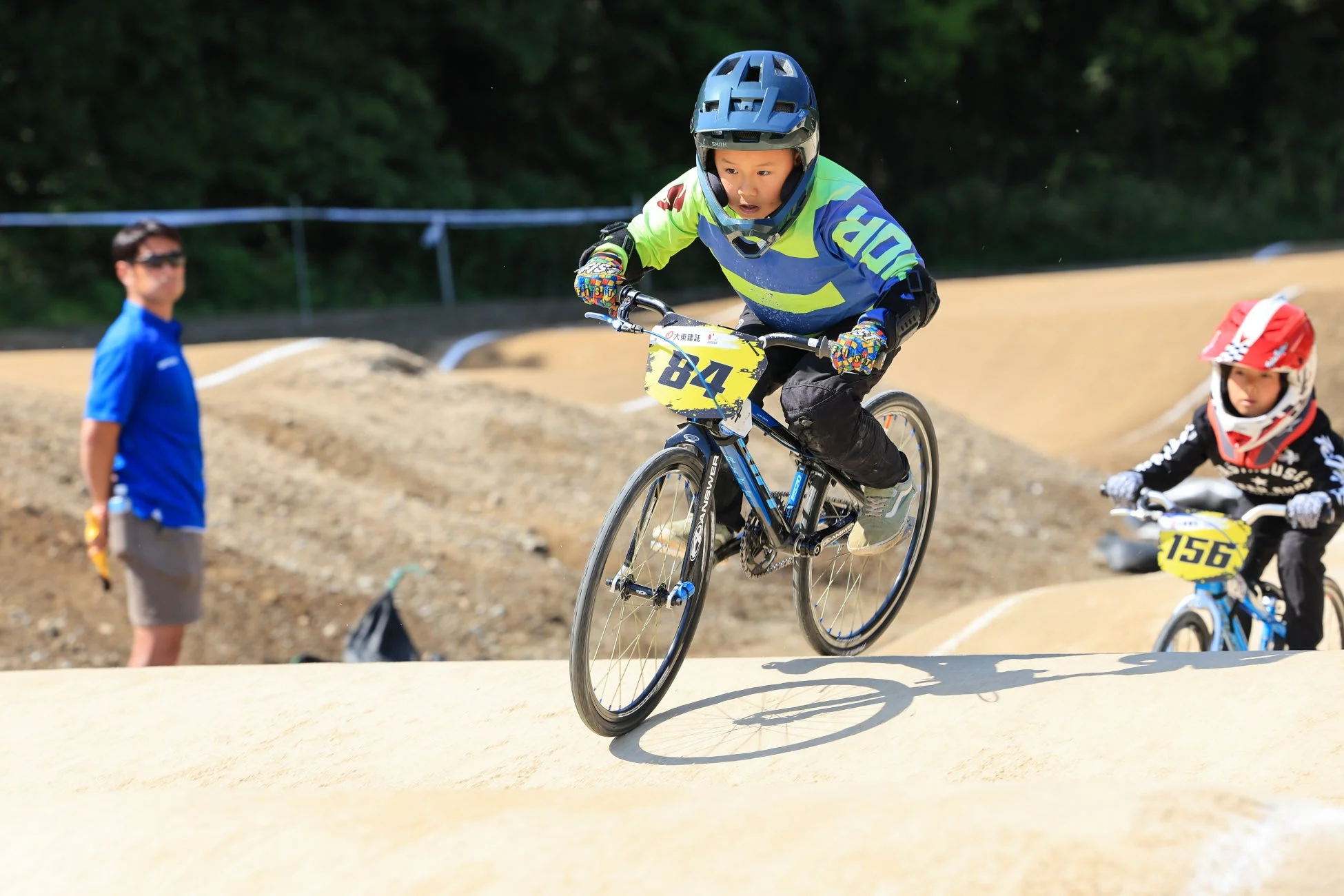 BMXレースで競技中の子供たちを捉えた一枚
