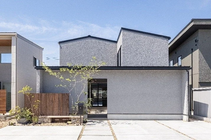 グレーの外壁と片流れ屋根が特徴的なモダンな住宅