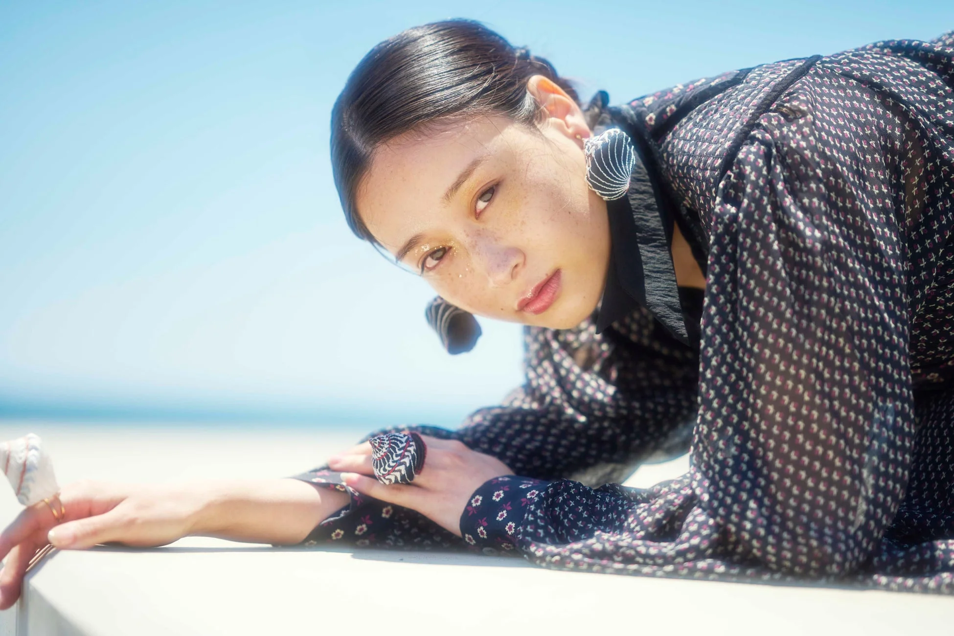 屋外でジュエリーを身につけた女性