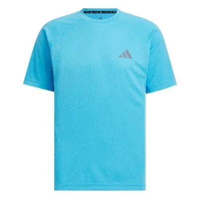 水色の半袖Tシャツ
