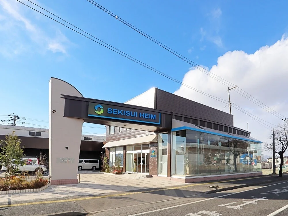 モダンなデザインで大きなガラス窓が特徴的なセキスイハイムの商業施設または住宅展示場の外観