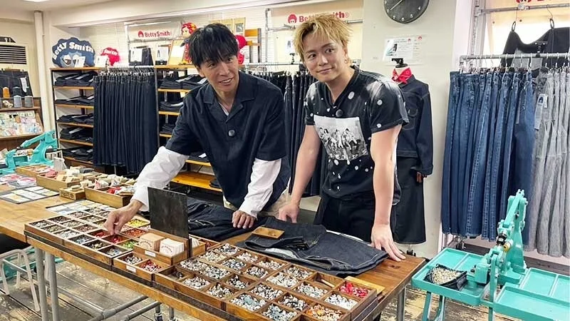 ジーンズのカスタマイズを行う出演者