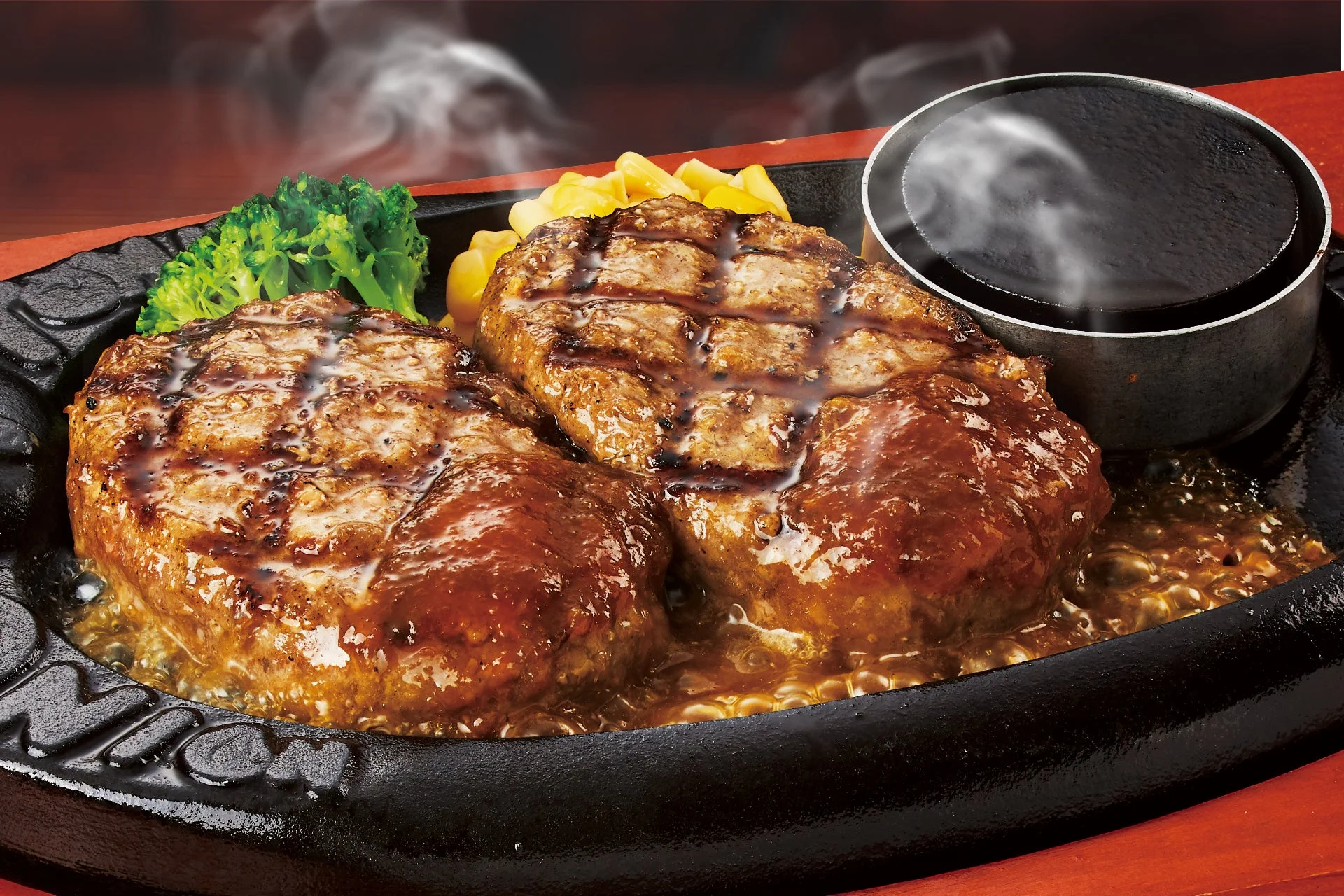熱々のハンバーグステーキ