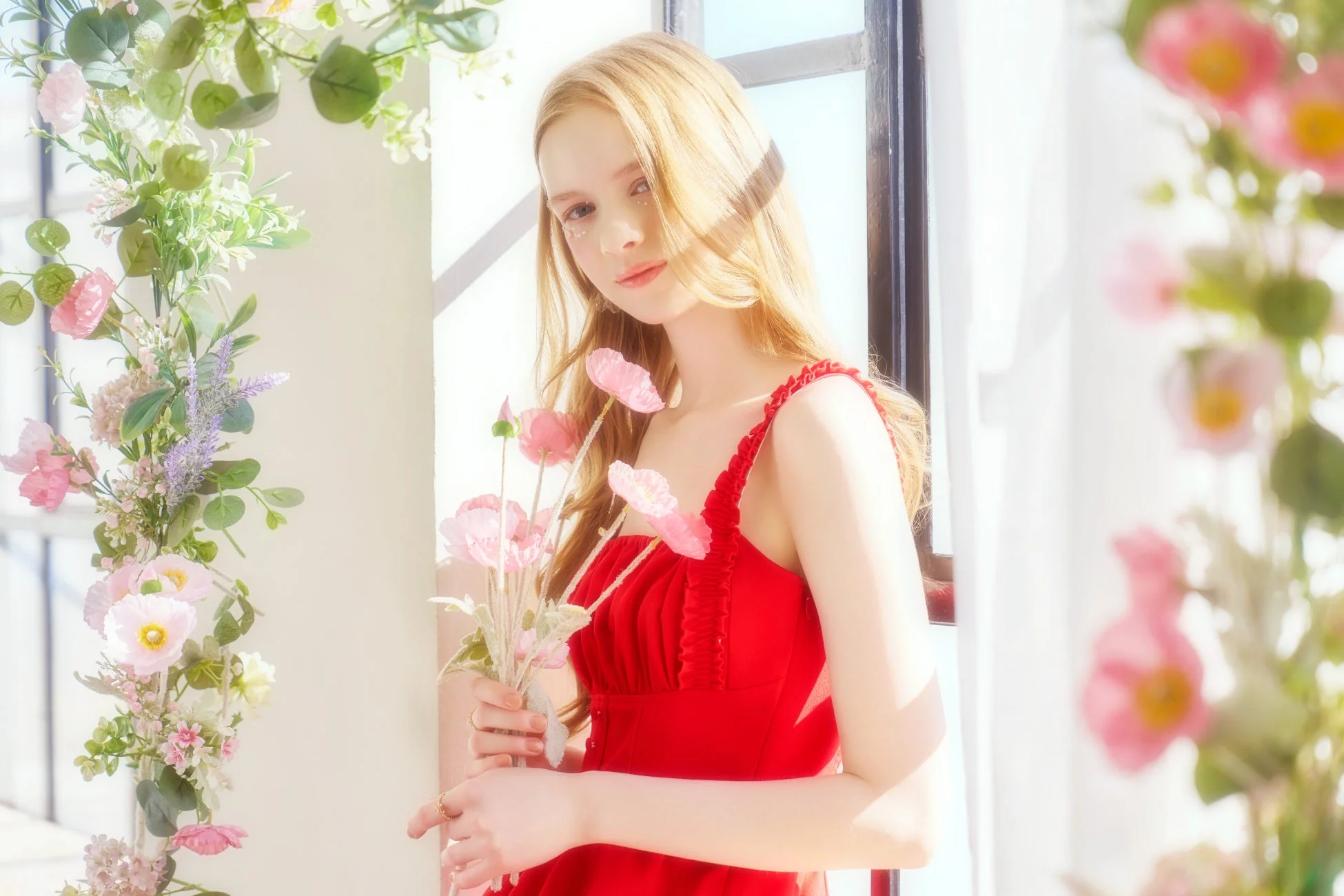 赤いドレスを着た女性とピンクの花束