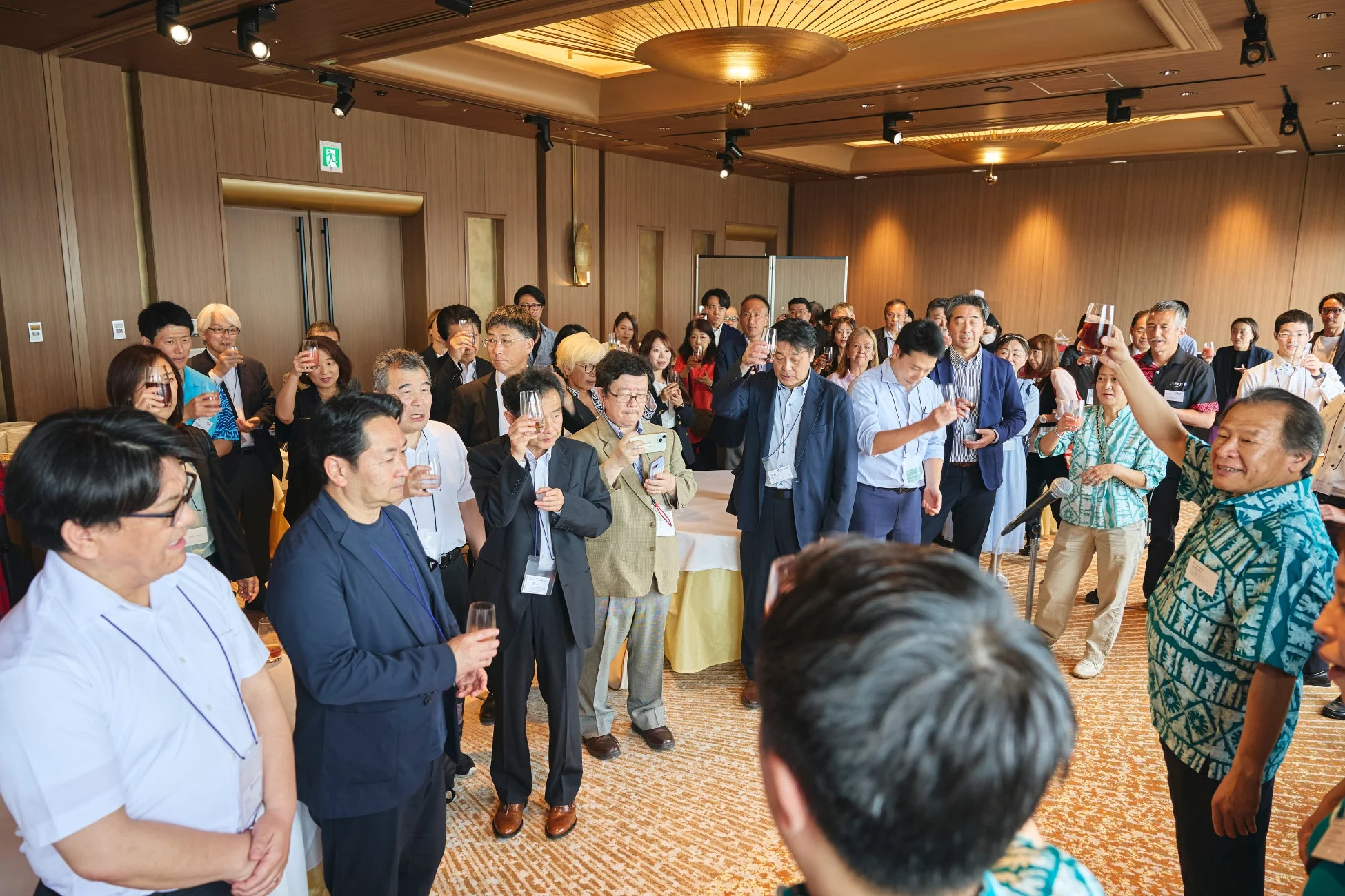 懇親会で乾杯する参加者たち