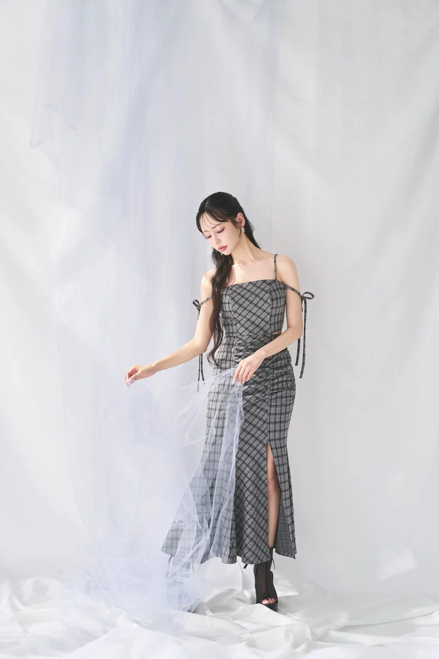 チェック柄のロングワンピースを着用した中村里砂さん