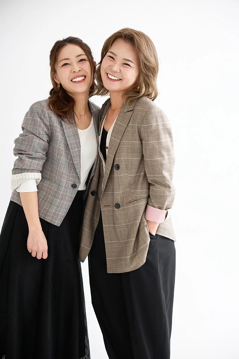 笑顔の女性2人