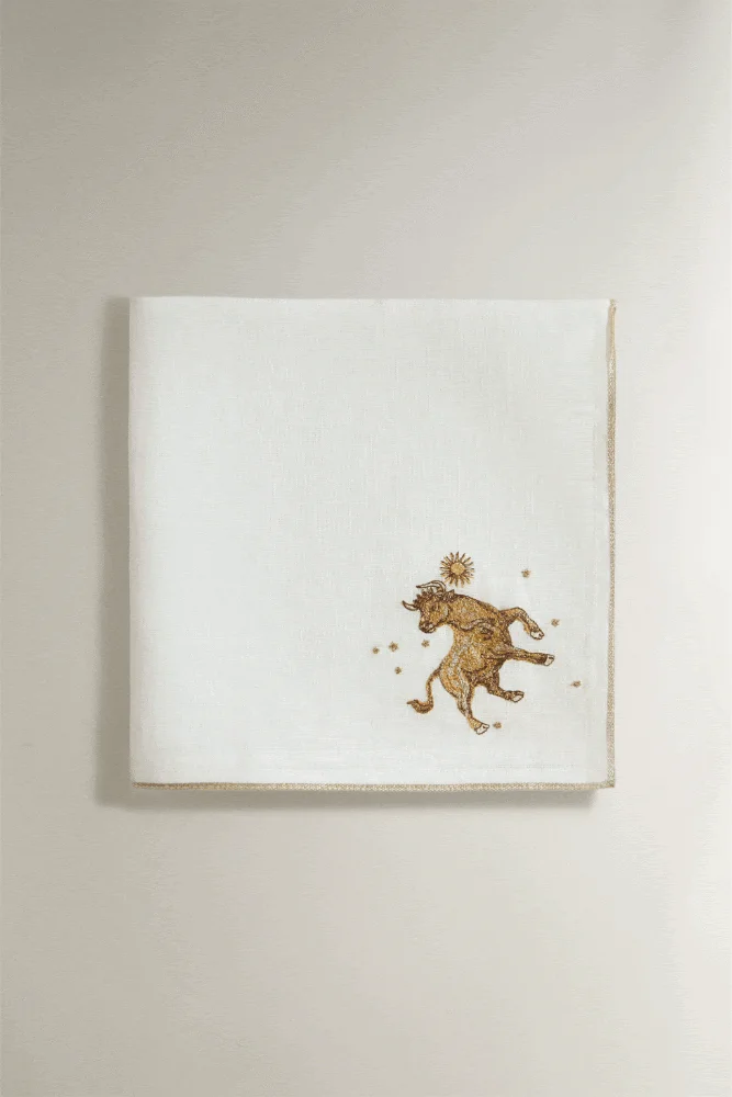 雄牛と太陽、星の刺繍が施されたリネン生地